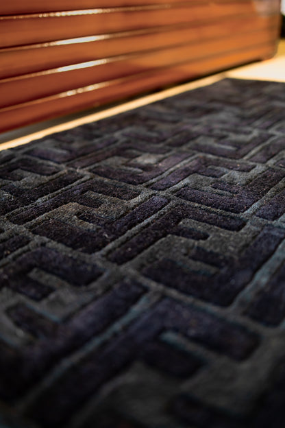 Black Fendee Rug (HT – 0024)