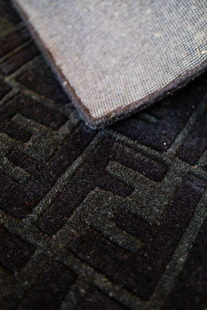 Black Fendee Rug (HT – 0024)
